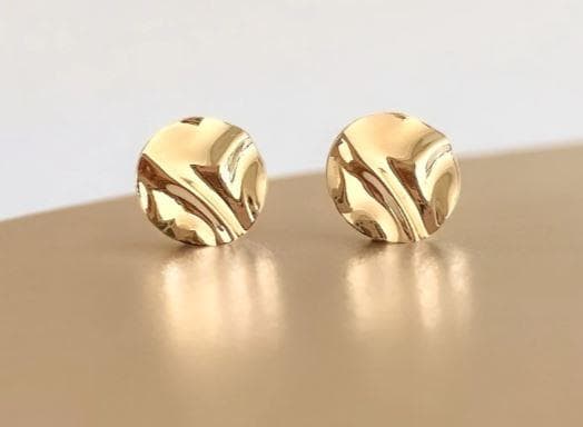 Brinco de botão amassado banhado em ouro 18k